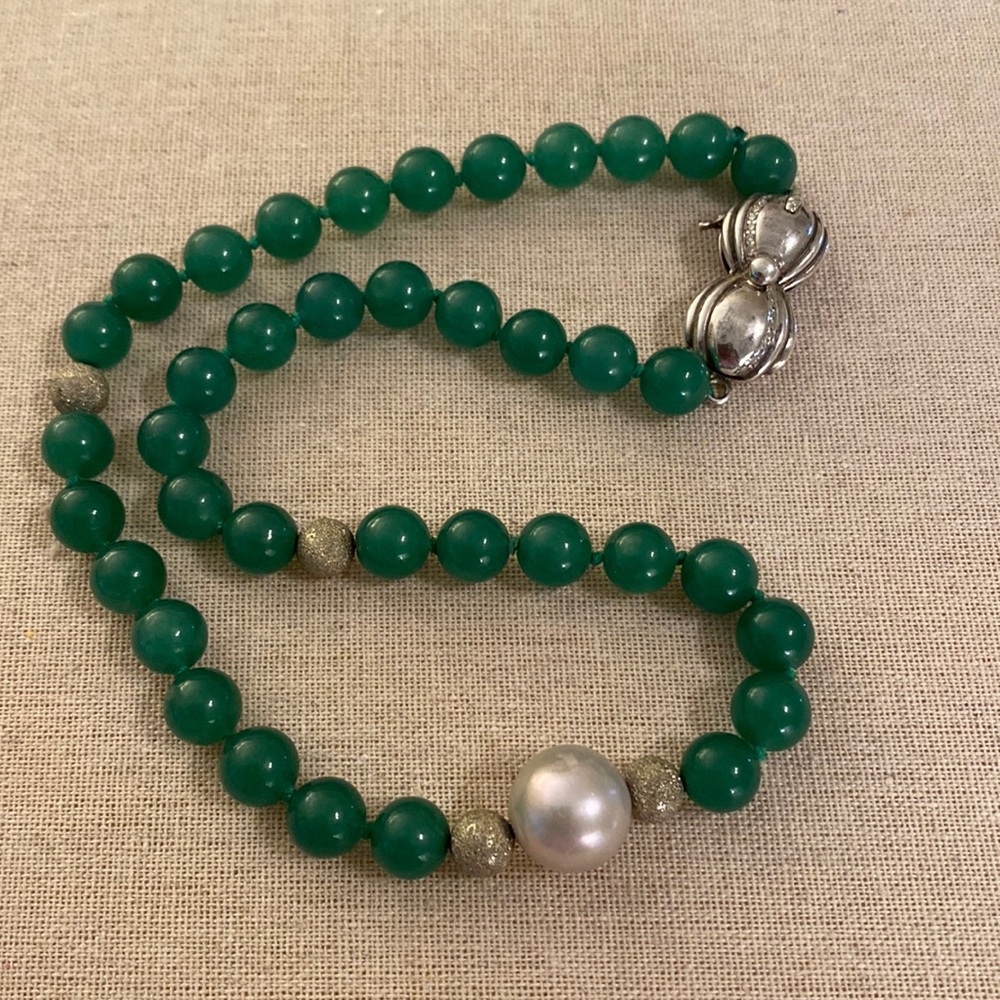 Agate beads and Silver Gray South Sea Pearls with 925 silver lock.